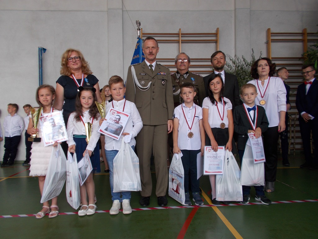 Konkursy w szkole w Dzietrznikach k. Wielunia na 100 – lecie odzyskania niepodległości przez Polskę