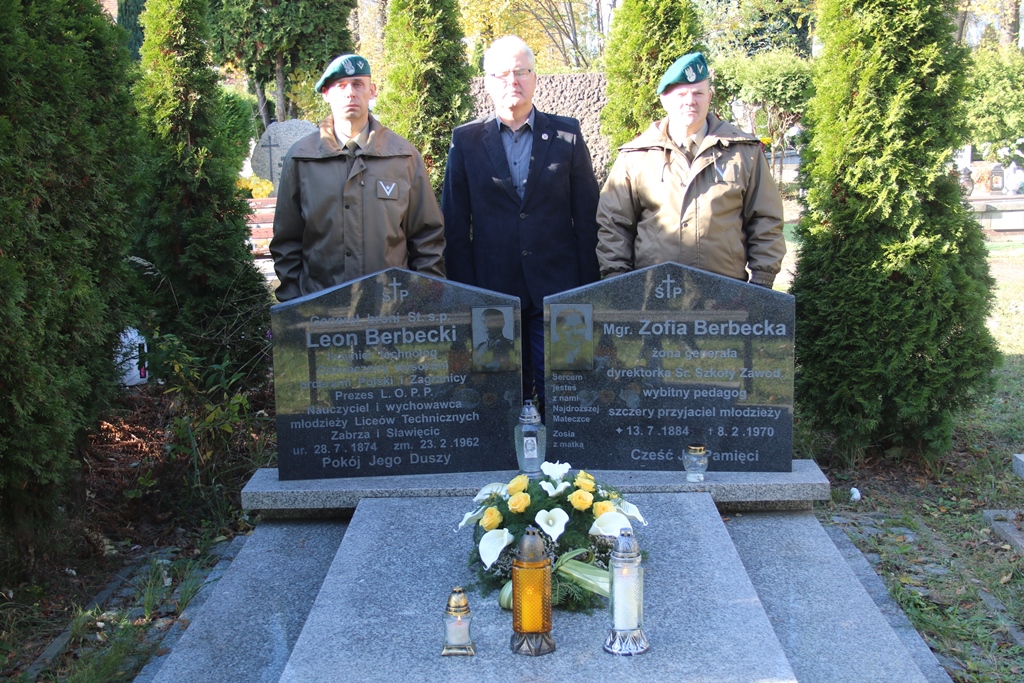Członkowie Okręgu Śląskiego zapalili znicze na grobie gen. Berbeckiego  i na grobach innych żołnierzy