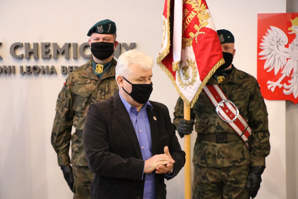 Członkowie Koła ZOR RP w Tarnowskich Górach na pożegnaniu odchodzącego do rezerwy szefa sztabu 5 pułku chemicznego 