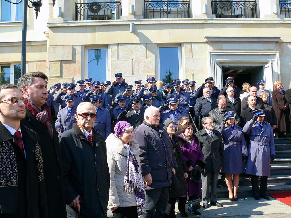 Uroczystości Katyńskie w Warszawie przed obeliskiem poległych policjantów