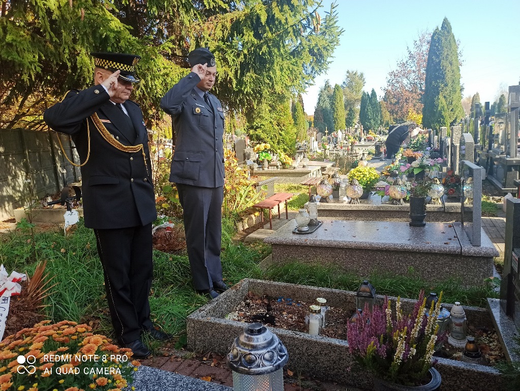 Członkowie Koła ZOR RP w Częstochowie zapalili znicze na grobach żołnierskich znajdujących się na częstochowskich cmentarzach