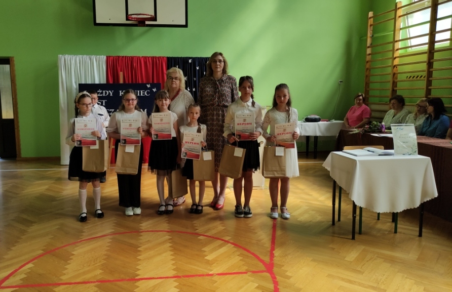 Wręczenie nagród uczniom - laureatom ogólnopolskiego konkursu o gen.  W. Andersie w Publicznej Szkole Podstawowej w Wykrocie