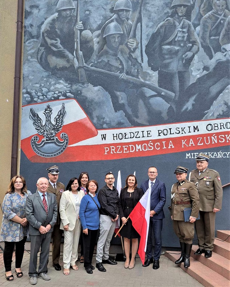 Odsłonięcie muralu „W Hołdzie Polskim Obrońcom 1939 Przedmościa Kazuńskiego” w Kazuniu Nowym (Gmina Czosnów, Powiat Nowodworski)