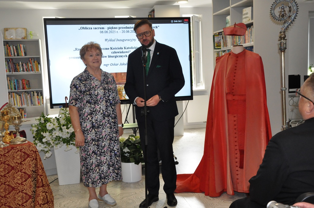 Przedstawicie ZOR RP na wystawie „Oblicza sacrum – piękno przedmiotów liturgicznych” w Miejskiej Bibliotece Publicznej w Nowym Dworze Mazowieckim Przedstawicie ZOR RP na wystawie „Oblicza sacrum – piękno przedmiotów liturgicznych” w Miejskiej Bibliotece Publicznej w Nowym Dworze Mazowieckim