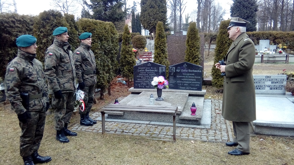 Kwiaty na grobie gen. Leona Berbeckiego w Gliwicach w 56 rocznicę śmierci