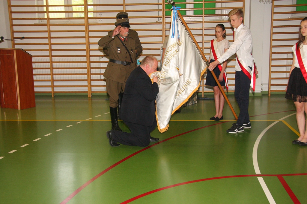 Szkoła Podstawowa nr 48 w Lublinie odznaczona medalem ZOR RP  w dniu jej święta