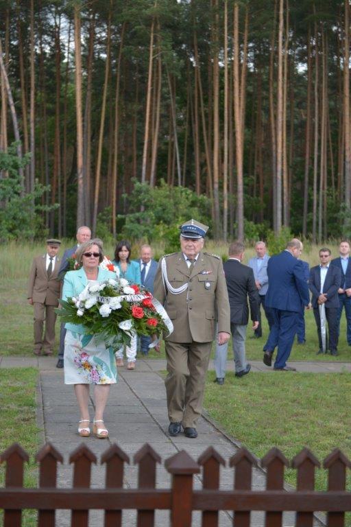 Kwiaty na grobie Macieja Rataja w Palmirach w 550 rocznicę polskiego parlamentaryzmu