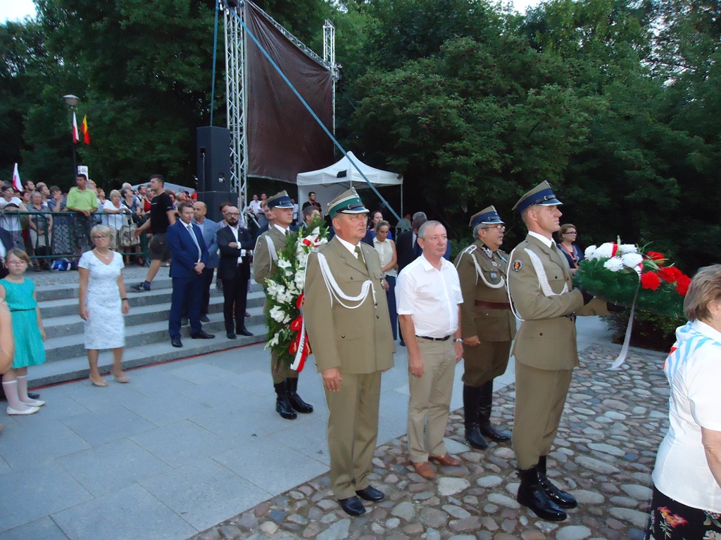 Uroczystość przy pomniku „Polegli – Niepokonani”  na Cmentarzu Powstańców Warszawy na Woli 