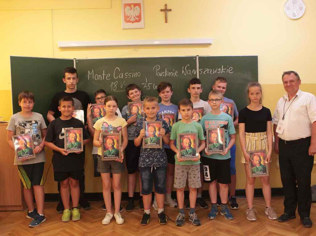 Kolejny rok wielkich rocznic. Lekcja historii dla młodzieży w Borzęcinie Dużym w Gminie Stare Babice