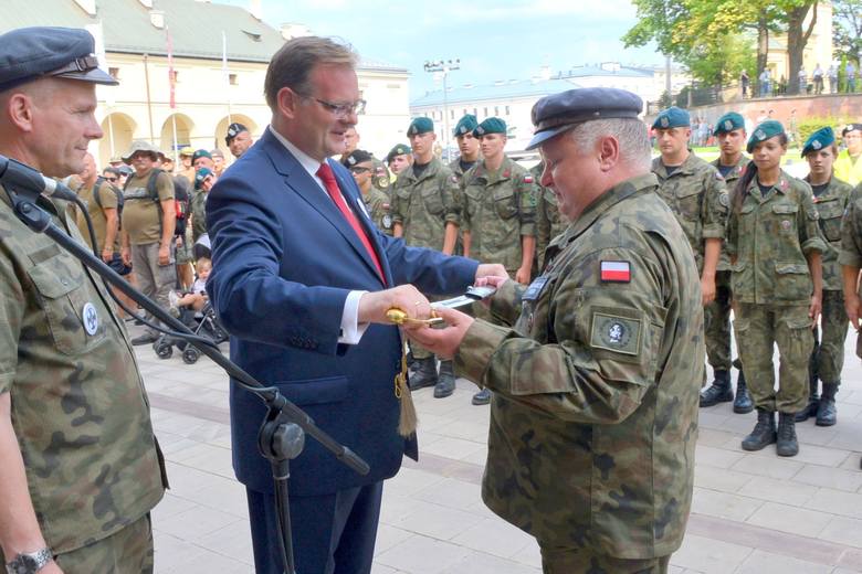 Tomasz Dyzma uhonorowany szablą podczas Marszu Szlakiem  I Kompanii Kadrowej Legionów Kraków – Kielce