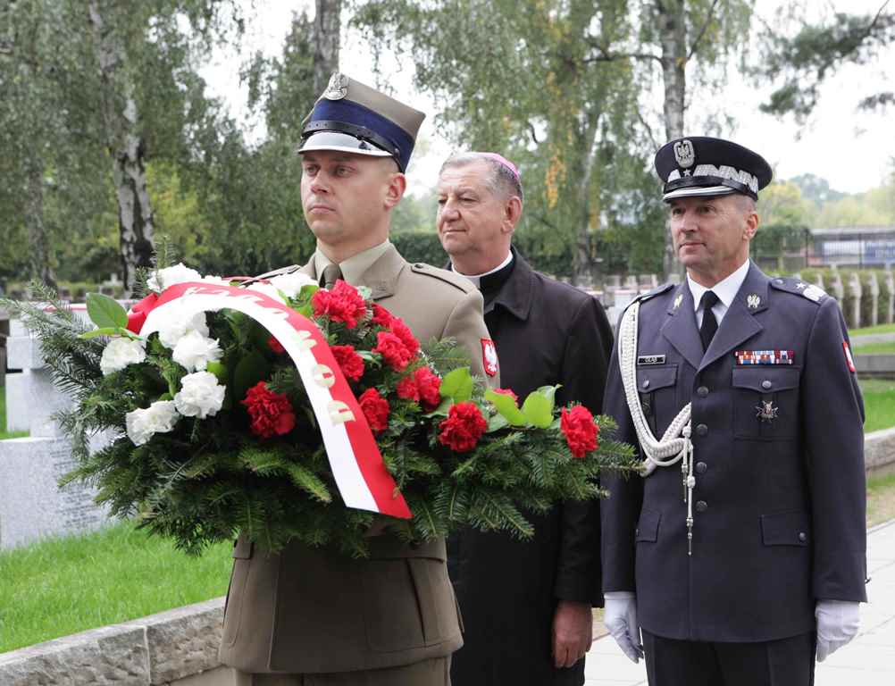 Nowe krzyże w kwaterze wojennej żołnierzy Wojska Polskiego na Powązkach Wojskowych w Warszawie