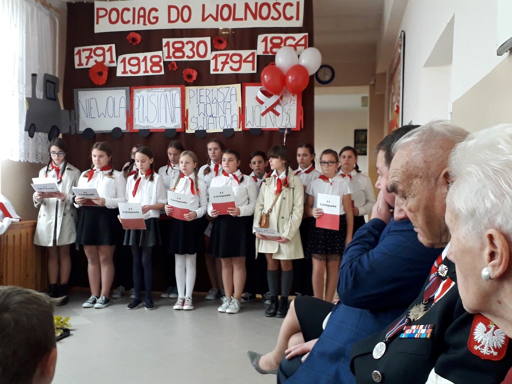Uroczysty apel z okazji 101 rocznicy odzyskania przez Polskę Niepodległości  w Szkole Podstawowej w Głusku