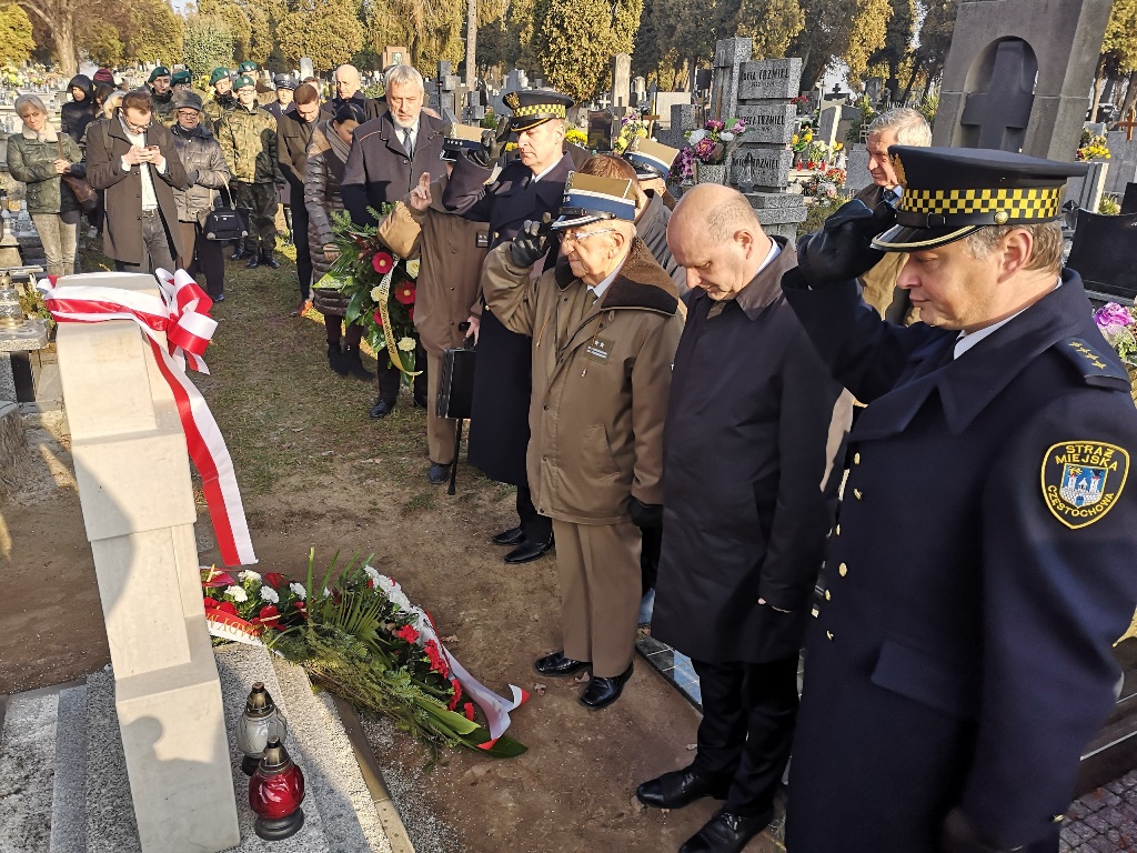 Odsłonięcie steli (płyty nagrobnej) upamiętniającej Aurelię Woźnicką ps. „Rela”