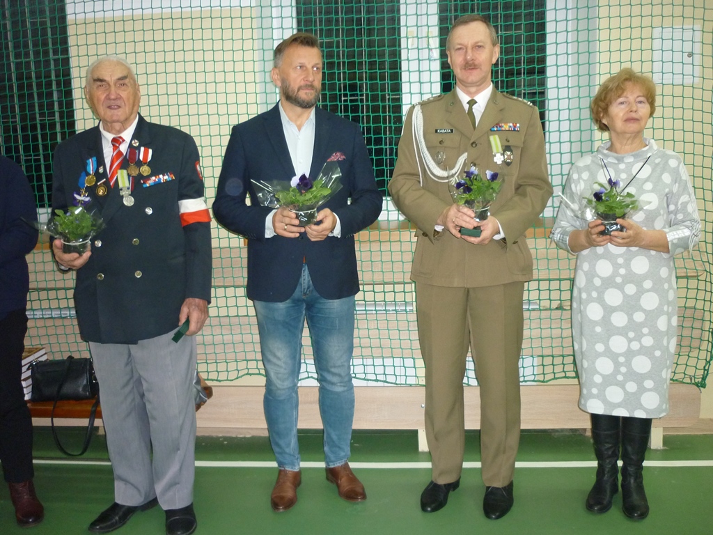 Prezes Zarządu Głównego oraz kombatanci ZOR RP odznaczeni „Medalami Wdzięczności” przez Związek Harcerstwa Polskiego