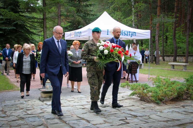 Uroczystość na miejscu straceń w Olsztynie k. Częstochowy 