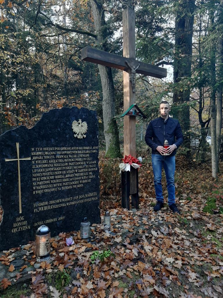 Członkowie Koła ZOR RP w Stalowej zapalili znicze w Miejscach Pamięci Narodowej