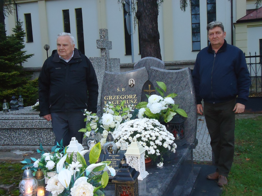 Członkowie Okręgu Mazowieckiego odwiedzili groby zmarłych kolegów  i zapalili znicze