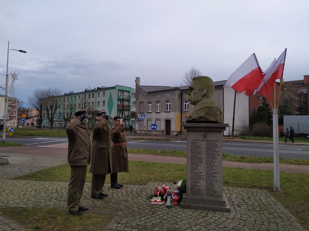 Członkowie Koła ZOR RP w Tarnowskich Górach uczcili 153 rocznicę urodzin Marszałka Piłsudskiego w Zawierciu