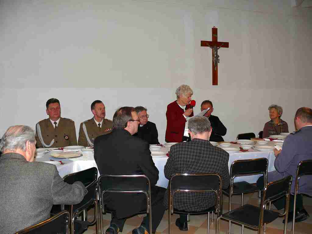 Członkowie Związku Oficerów Rezerwy na spotkaniu w „Warszawskiej Rodzinie Katyńskiej"