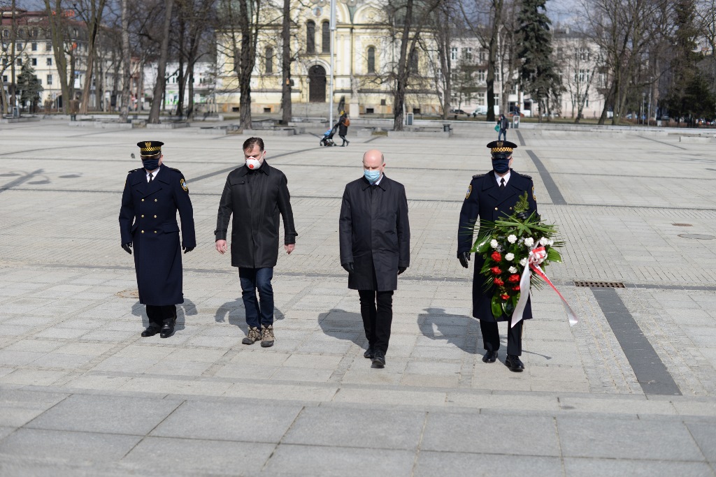 Obchody rocznicy imienin Marszałka J. Piłsudskiego w Częstochowie. Medal Za Zasługi dla ZOR RP dla komendanta Straży Miejskiej