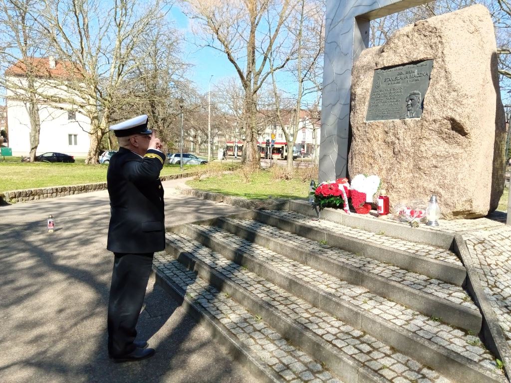 Morskie Koło ZOR RP w Gdyni oddało hołd gen. S. Maczkowi w 129 rocznicę jego urodzin