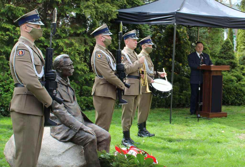 Uroczystość odsłonięcia pomnika płk. Jerzego Strzałkowskiego z udziałem ZOR RP w Lesznie (Powiat Warszawski Zachodni)