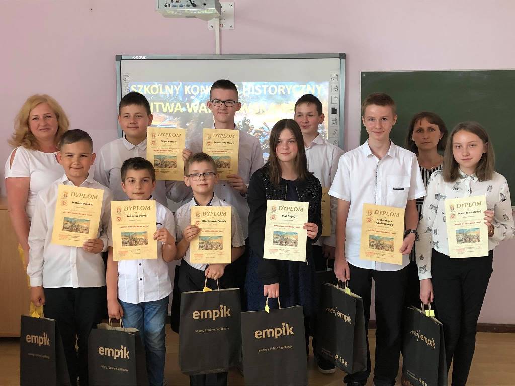 Wręczenie nagród uczniom Zespołu Szkół Samorządowych w Dzietrznikach - laureatom Ogólnopolskiego Konkursu Historycznego