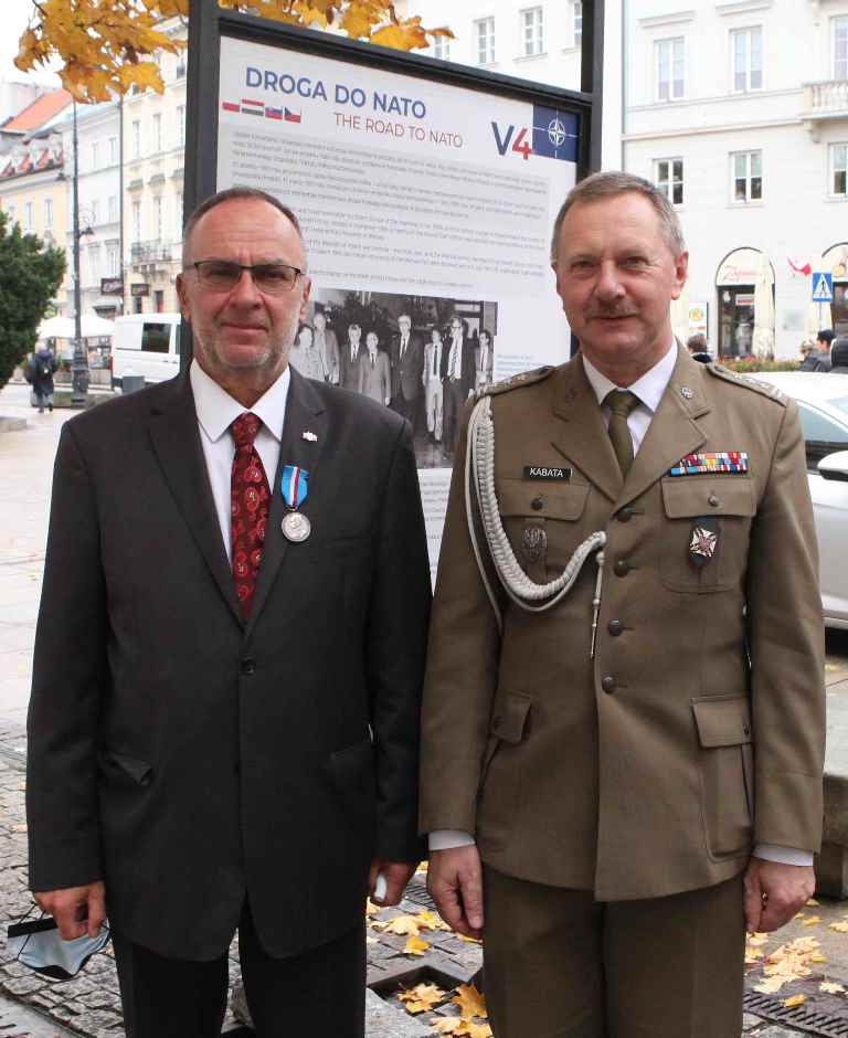 Wystawa „Polska w grupie Wyszehradzkiej (V4)” autorstwa Centralnej Biblioteki Wojskowej. Dyrektor CBW odznaczony Srebrnym Medalem Za Zasługi dla ZOR RP Wystawa „Polska w grupie Wyszehradzkiej (V4)” autorstwa Centralnej Biblioteki Wojskowej. Dyrektor CBW odznaczony Srebrnym Medalem Za Zasługi dla ZOR RP