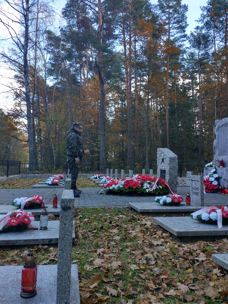 Członkowie Koła ZOR RP w Stalowej Woli zapalili znicze na grobach żołnierzy poległych za Ojczyznę 