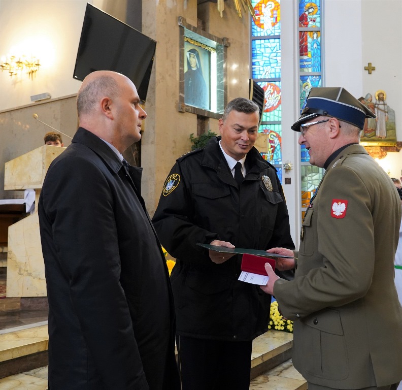 Srebrny Medal Za Zasługi dla ZOR RP dla ks. Zdzisława Wójcika -  proboszcza parafii pw. Najświetniejszej Mari Panny Zwycięskiej w Częstochowie