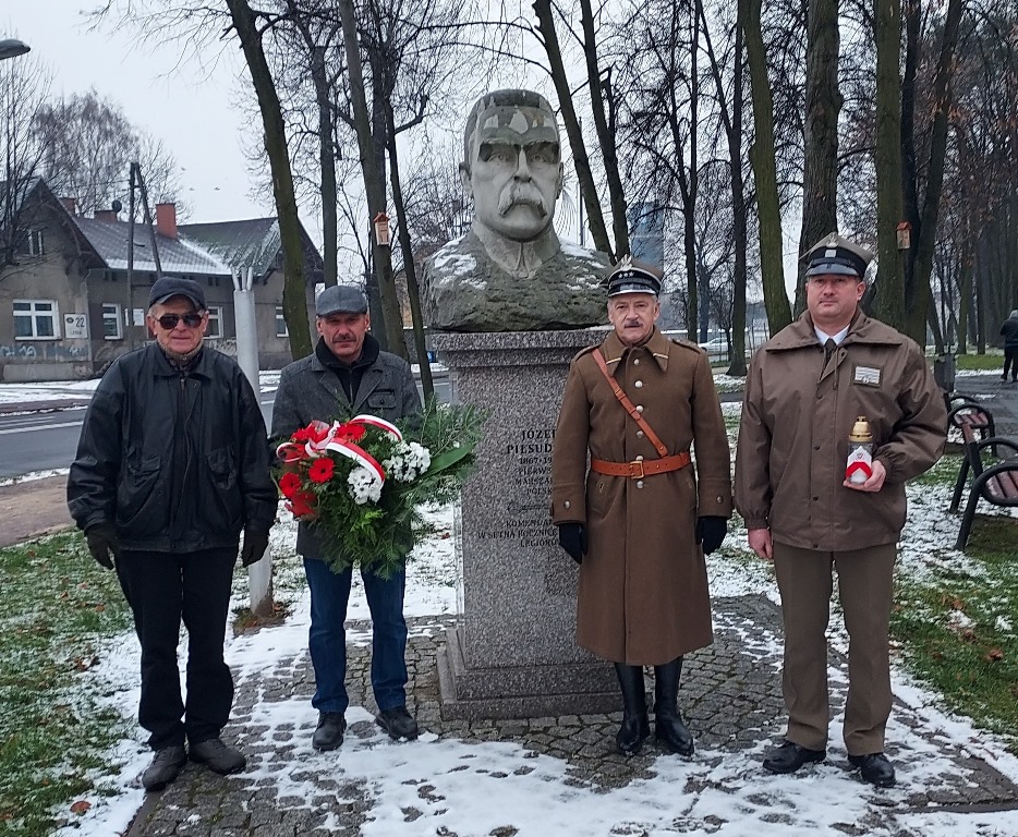 W Zawierciu członkowie Okręgu Śląskiego ZOR RP oddali hołd Marszałkowi Piłsudskiemu w 154. rocznicę urodzin