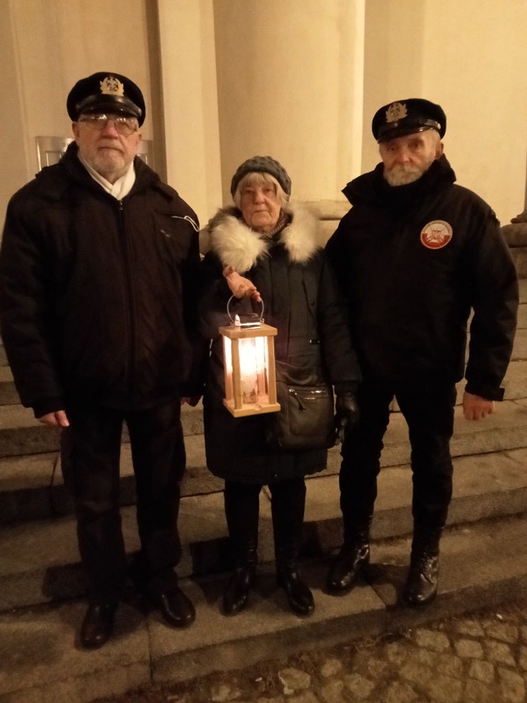 Członkowie Okręgu Lubelskiego ZOR RP z Betlejemskim Światełkiem Pokoju