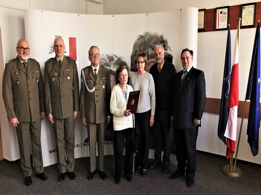 W Wojskowej Komendzie Uzupełnień Warszawa-Ochota wręczono akt mianowania na stopień kapitana, por. w st. spocz. Zofii Biernackiej W Wojskowej Komendzie Uzupełnień Warszawa-Ochota wręczono akt mianowania na stopień kapitana, por. w st. spocz. Zofii Biernackiej