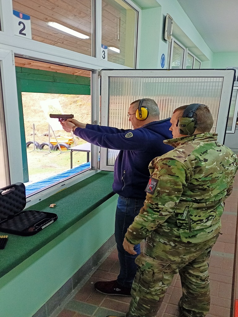 Szkolenie strzeleckie dla cywilów zorganizowane przez Koło ZOR RP w Stalowej Woli