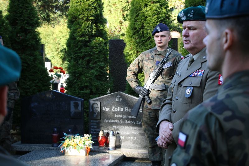 Opieka na grobem gen. broni Leona Berbeckiego w Gliwicach przez członków Okręgu Śląskiego ZOR RP 