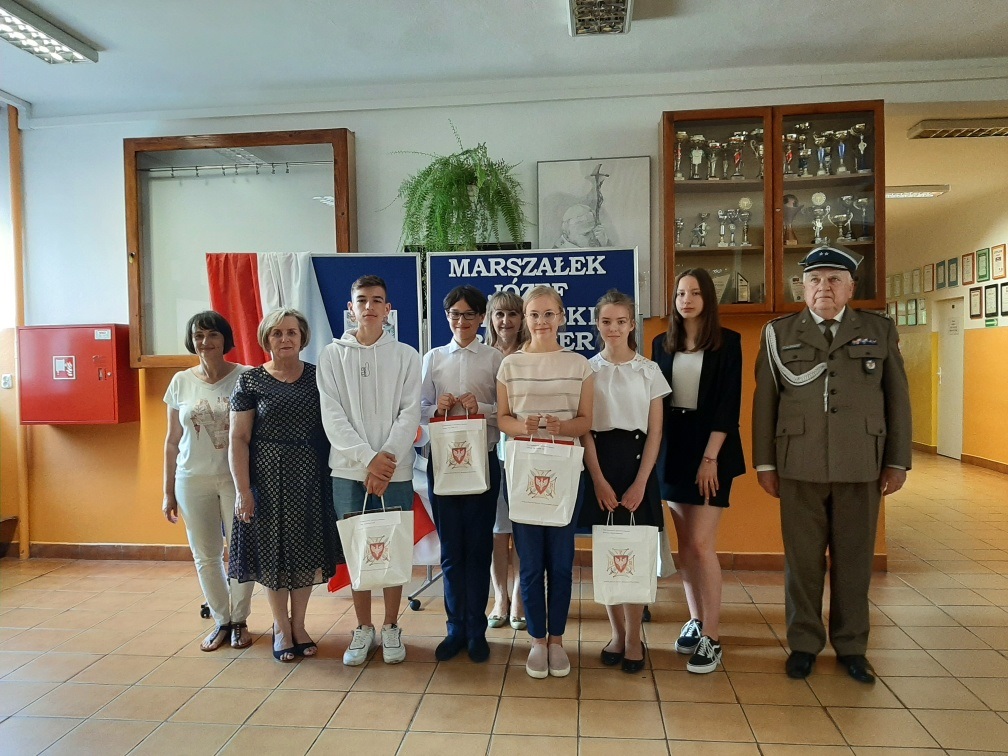 Wręczono nagrody uczniom – laureatom ogólnopolskiego konkursu  o Marszałku Piłsudskim w szkołach w Goławicach, Dębinkach i Wojszczycach (Powiat Nowodworski) 