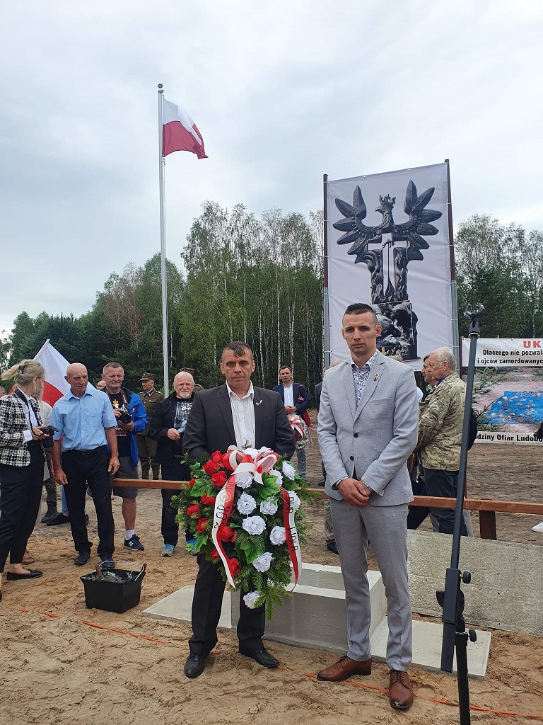 „Nie o zemstę, ale o pamięć wołają ofiary”. Członkowie ZOR RP w Stalowej Woli na uroczystości wmurowania aktu erekcyjnego pod budowę pomnika ofiar „Rzezi Wołyńskiej"