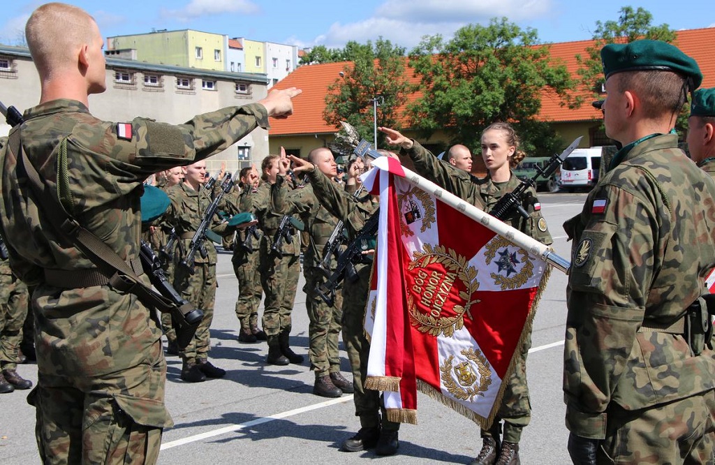 Przysięga elewów dobrowolnej zasadniczej służby wojskowej złożona na sztandar 5. pułku chemicznego w Tarnowskich Górach
