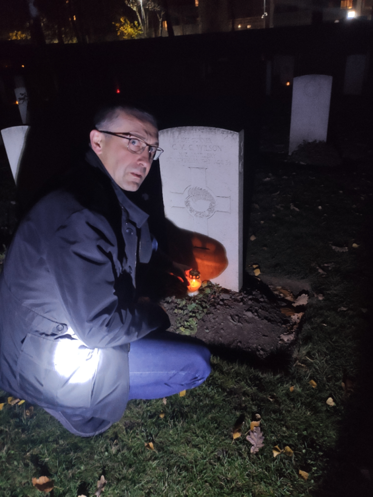 Prezes Okręgu Małopolskiego ZOR RP zapalił  znicze na Cmentarzu Wojskowym w Krakowie  na grobach żołnierzy polskich poległych w czasie  II wojny światowej 