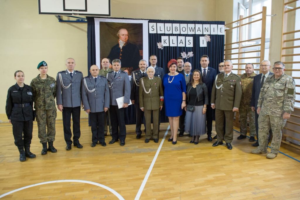 Ślubowanie mundurowych klas pierwszych w XVIII LO w Łodzi z udziałem wiceprezesa Okręgu Łódzkiego