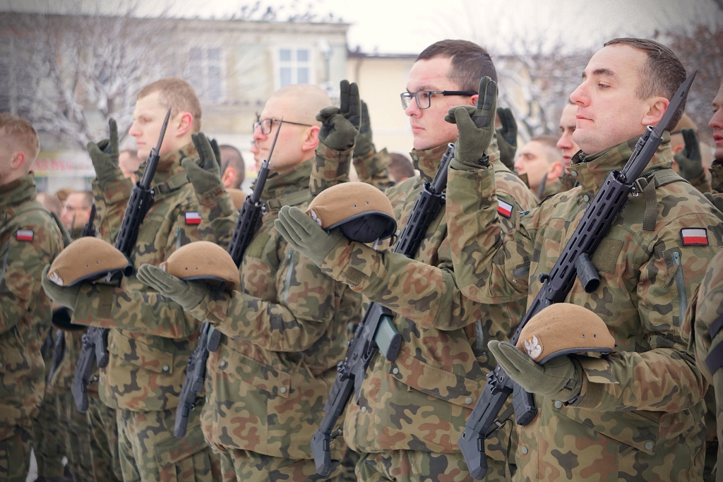 100 ochotników złożyło przysięgę na sztandar 9. Łódzkiej Brygady Obrony Terytorialnej w Kutnie   