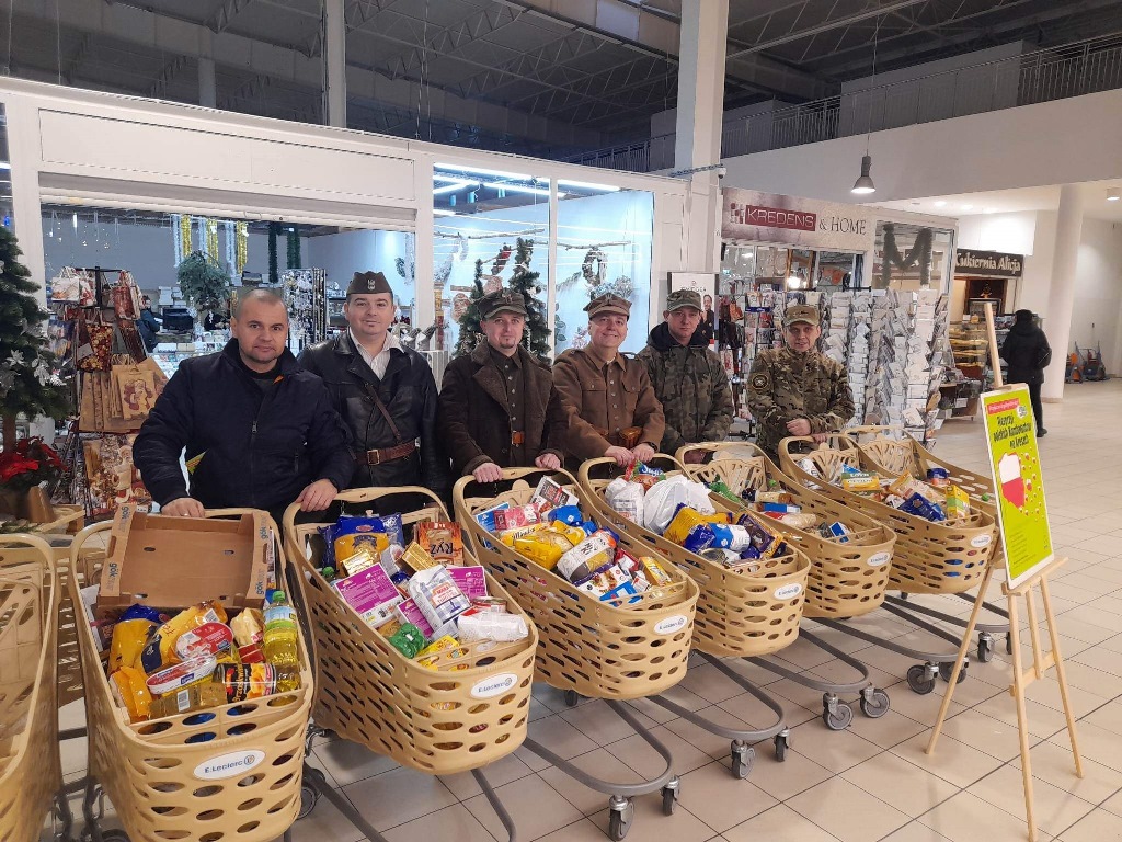 Rodacy Bohaterom. Członkowie Koła ZOR RP w Stalowej Woli uczestniczyli  w zbiórce żywności dla polskich kombatantów