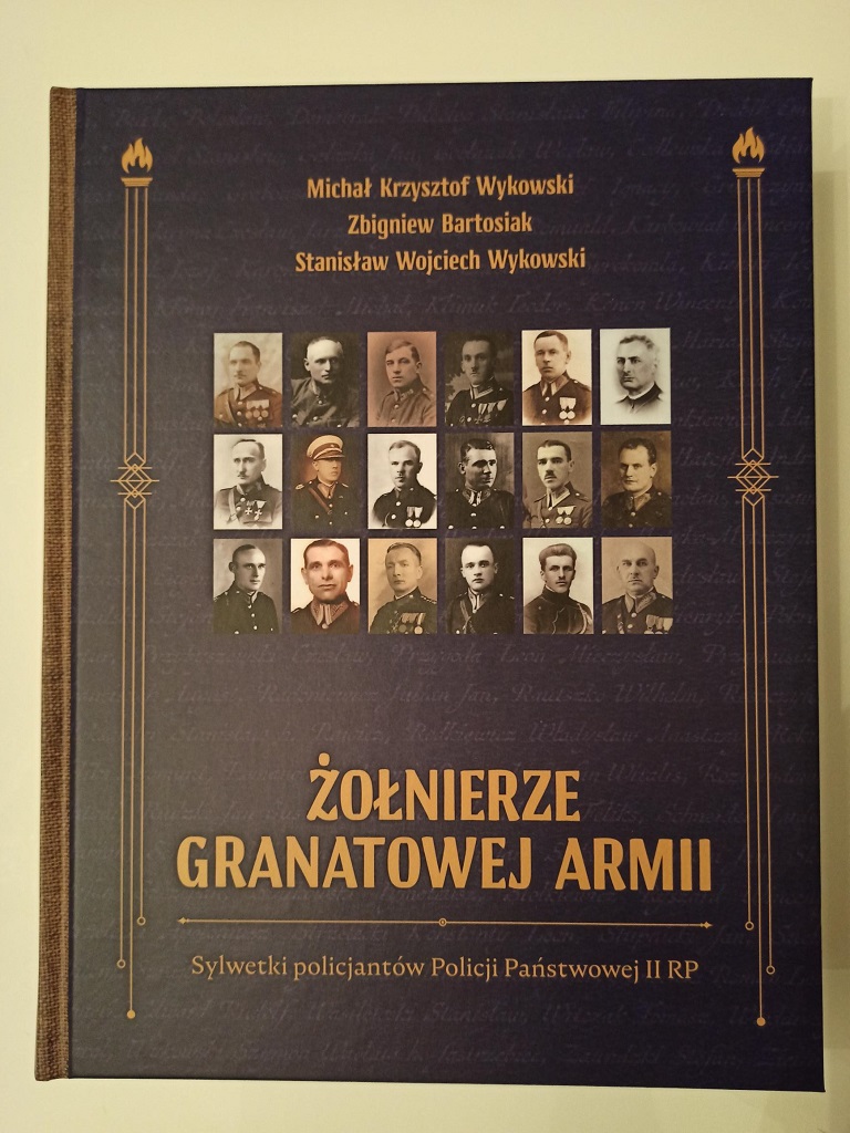 „Żołnierze granatowej armii. Sylwetki policjantów Policji Państwowej II RP”. Książka autorstwa M. K. Wykowskiego, S. W. Wykowskiego i Z. Bartosiaka