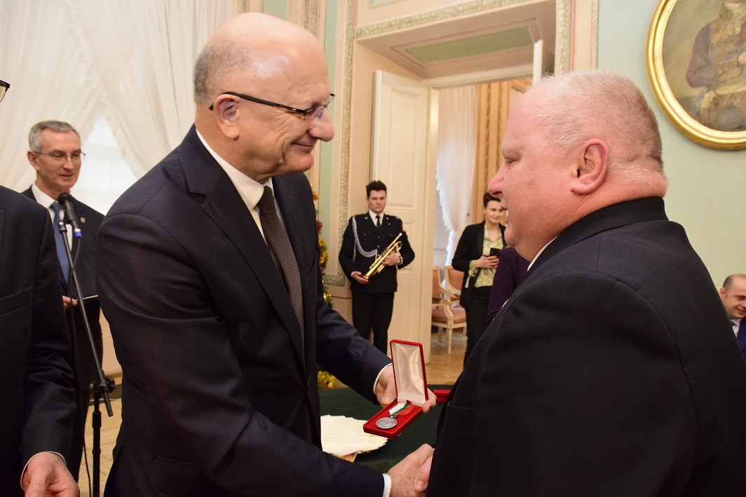 Spotkanie noworoczne władz Lublina z organizacjami pozarządowymi. Wiceprezes Okręgu Lubelskiego ZOR RP mł. chor. rez. Tomasz Dyzma  odznaczony Medalem  Zasłużony dla Miasta Lublin