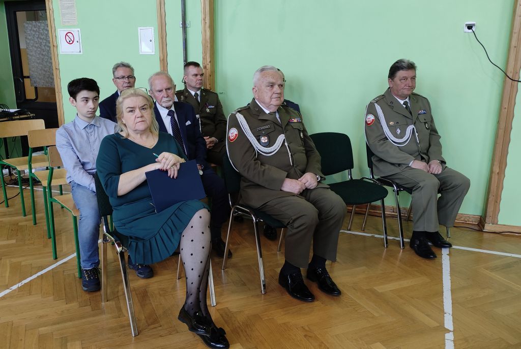 Uroczystość 83. rocznicy zbrodni Katyńskiej w Publicznej Szkole Podstawowej w Wykrocie (Powiat Ostrołęcki) z udziałem ZOR RP