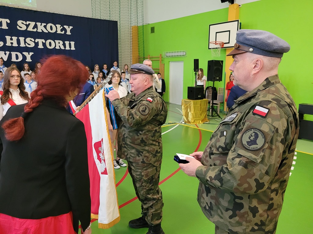 Szkoła Podstawowa nr 48 im. J. Piłsudskiego w Lublinie odznaczona Złotym Medalem Za Zasługi dla ZOR RP z okazji jubileuszu 95 - lecia 