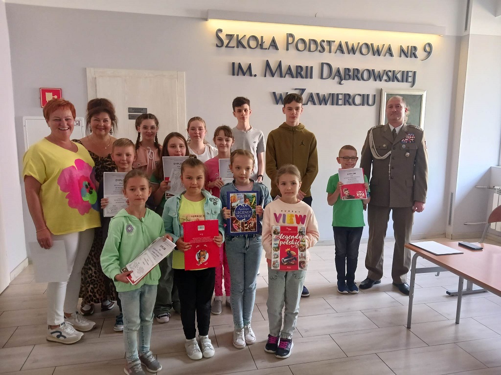 Nagrody dla uczniów SP nr 9 w Zawierciu - laureatów ogólnopolskiego konkursu o gen. W. Andersie zorganizowanego przez ZOR RP