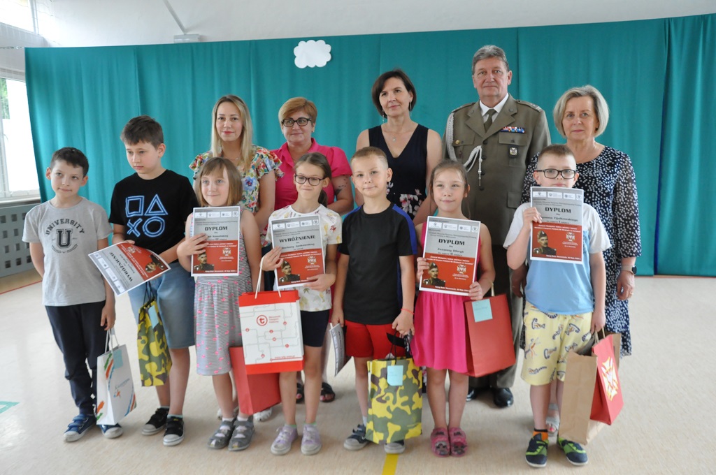 Nagrody dla uczniów Zespołu Placówek Edukacyjnych i uczestników Warsztatów Terapii Zajęciowej w Nowym Dworze Mazowieckim - laureatów ogólnopolskiego konkursu o gen. W. Andersie 