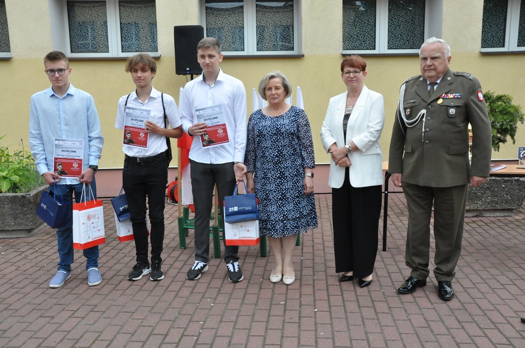 Uczniowie Zespołu Szkół nr 2 w Nowym Dworze Mazowieckim laureatami ogólnopolskiego konkursu o gen. W. Andersie 