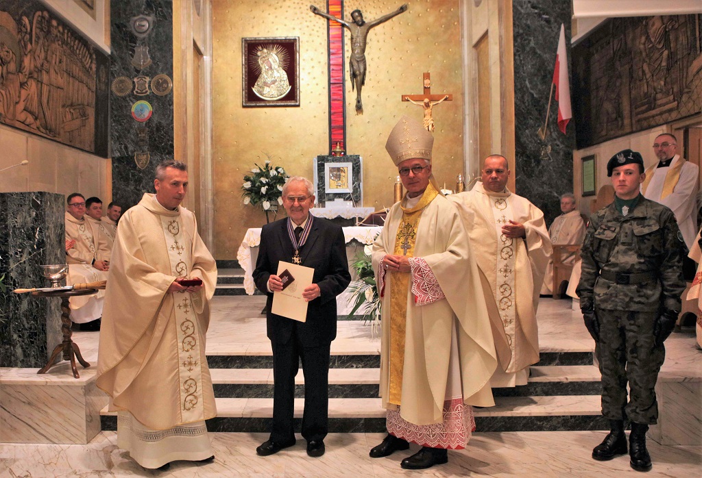 Komandoria „W Służbie Bogu i Ojczyźnie” dla Jerzego B. Raczka – członka ZG ZOR RP Komandoria „W Służbie Bogu i Ojczyźnie” dla Jerzego B. Raczka – członka ZG ZOR RP
